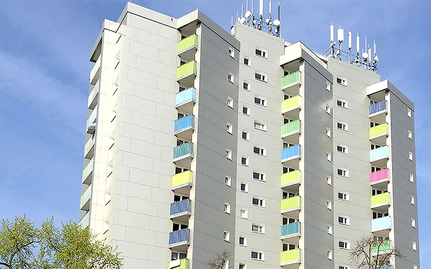 14-stöckiger Wohnblock nach der Sanierung durch die MACON BAU in der Hessischen Straße, Mannheim