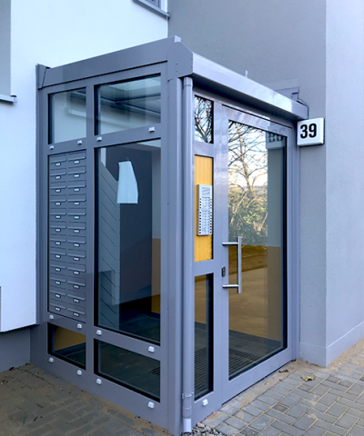 Eingang vor vorgestellter Aufzugsanlage