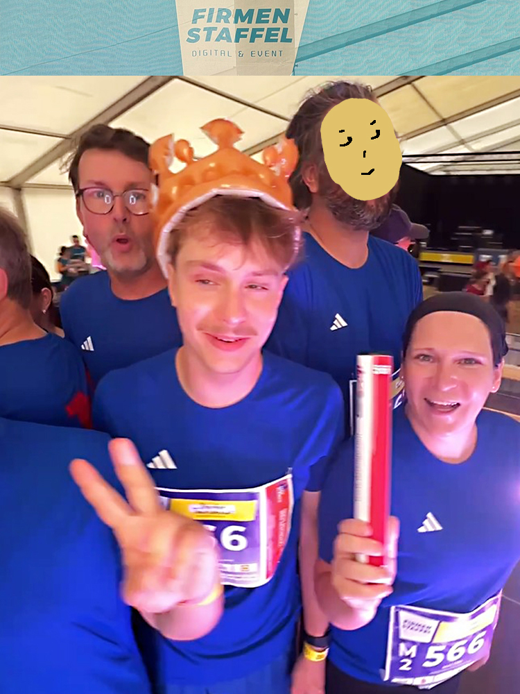 4 Staffelteilnehmer der MACON BAU GmbH Magdeburg in blauen Sportshits mit Läufernummern stehen auf einen Video-Rondell und machen lustige Posen - Fotoausschnitt aus Video