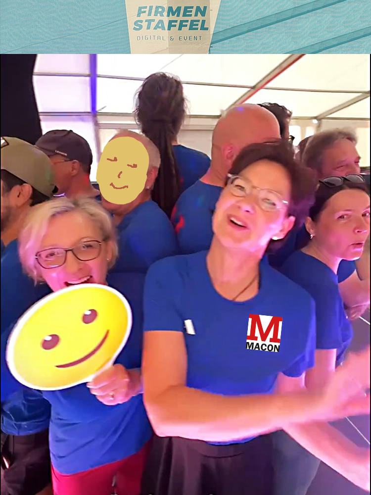 10 Laufteilnehmer der MACON BAU GmbH Magdeburg auf einem Rondell, eine blonde Frau mit gelbem Smiley-