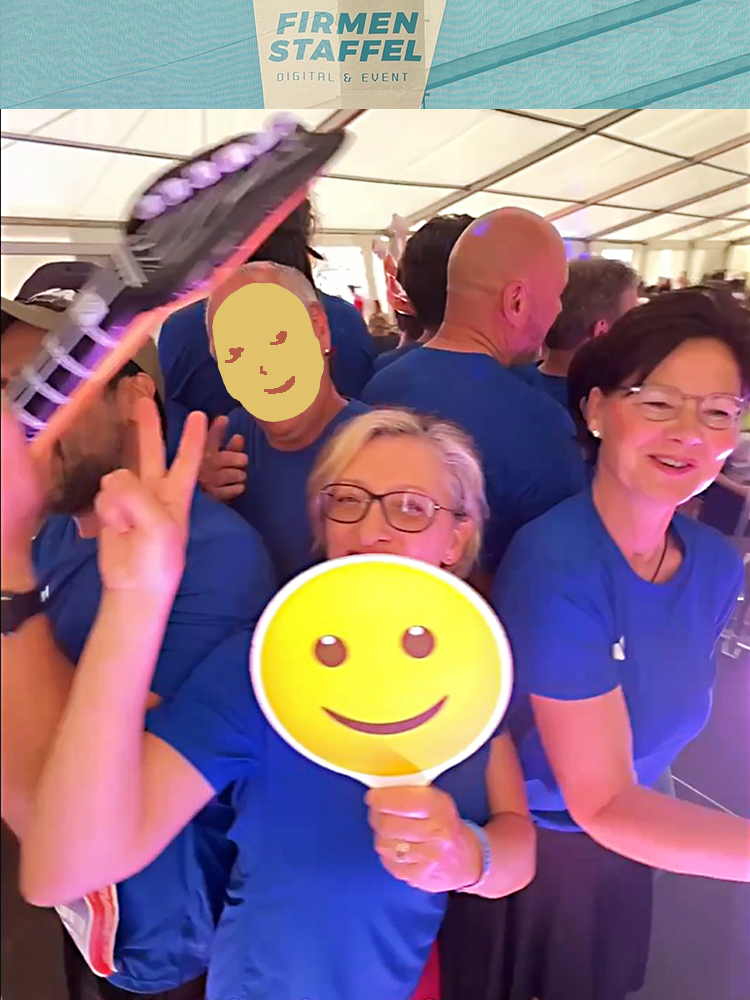 Laufteilnehmer der MACON BAU GmbH Magdeburg auf einem Rondell, eine blonde Frau mit gelbem Smiley