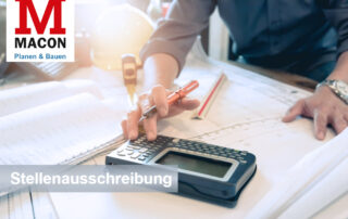 Die Hände eines Planers oder Kalkulators auf seinen mit Skizzen, Notizblock und Taschenrechner überfülltem Schreibtisch, freigegebenes Foto von Stock für die Stellenausschreibung der MACON BAU GmbH Magdeburg, links oben das MACON-Logo