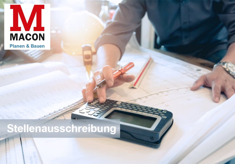 Die Hände eines Planers oder Kalkulators auf seinen mit Skizzen, Notizblock und Taschenrechner überfülltem Schreibtisch, freigegebenes Foto von Stock für die Stellenausschreibung der MACON BAU GmbH Magdeburg, links oben das MACON-Logo