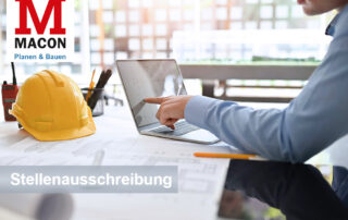 Kinn und Hände eines Planers oder Kalkulators an dem P, auf dem Schreibtisch liegt ein gelber Schutzhelm, freigegebenes Stock-Foto für die Stellenausschreibung der MACON BAU GmbH Magdeburg, links oben das MACON-Logo