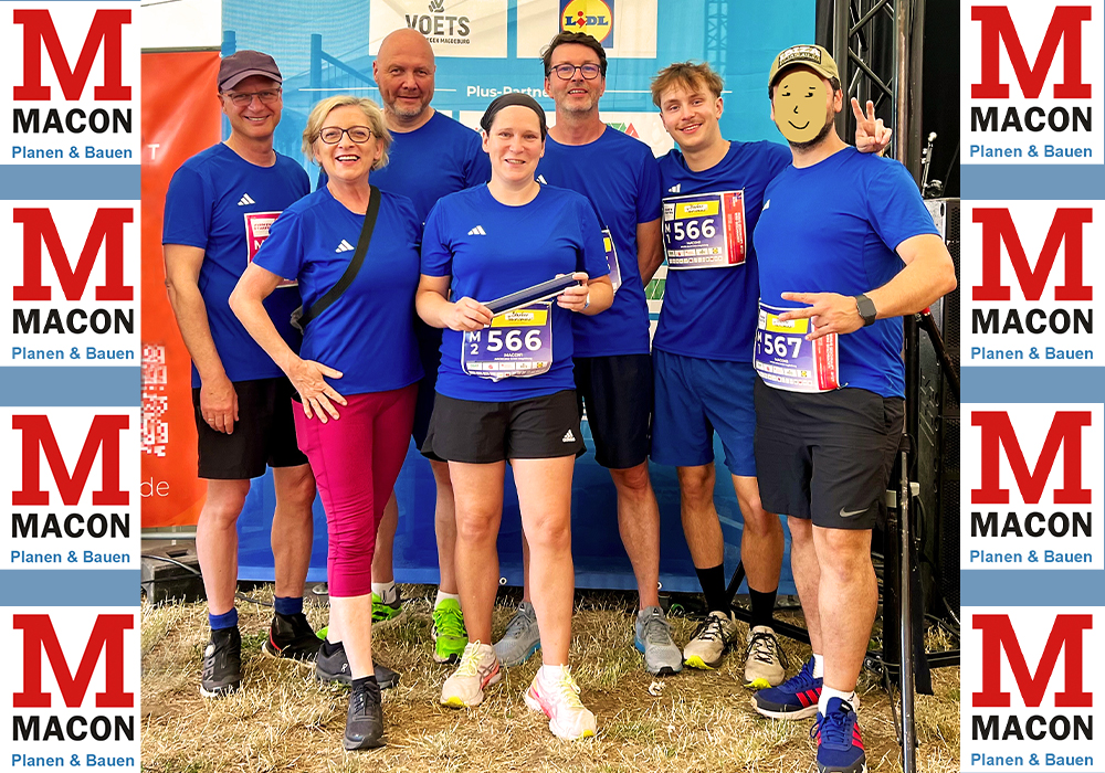 7 Staffelläufer der MACON BAU GmbH stehen in einheitlichen blauen Shirts und Sportkleidung beisammen