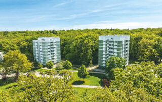 Zwei baugleiche Punkthäuser in Wolfsburg als Fotokollage, Am Rabenberg - nach der energetischen Sanierung durch die MACON BAU GmbH Magdeburg