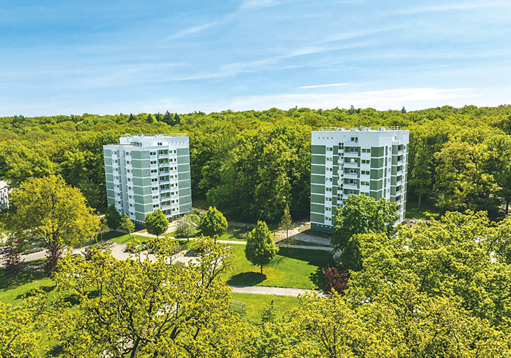 Zwei baugleiche Punkthäuser in Wolfsburg als Fotokollage, Am Rabenberg - nach der energetischen Sanierung durch die MACON BAU GmbH Magdeburg