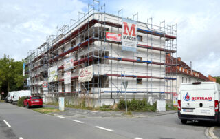 tippelsberger Str. 20 in Bochum - ein durch die MACON BAU GmbH Magdeburg durchgeführter kompletter Ausbau eines Roh-Neubaus - hier eingerüstet nach erfolgter weißer WDVS-Fassade und Riemchenklinker im Loggienbereich.