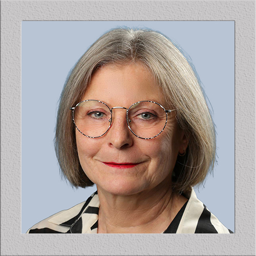 Gudrun_Schuckert_2025_hellerHintergrund Portrait einer Bauleiterin der MACON BAU GmbH Magdeburg - Dipl.-Ing. Gudrun Schuckert